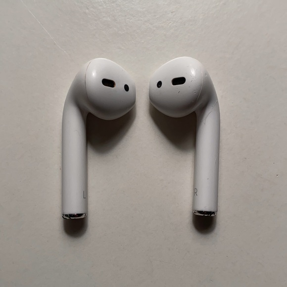 Apple AirPods (1st Generation) + Charging Case